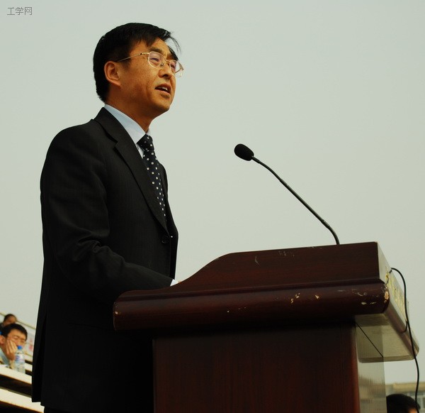 校长刘志刚致词