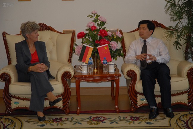 高晚欣副书记会见DAAD驻京办市场总监狄芙丽女士