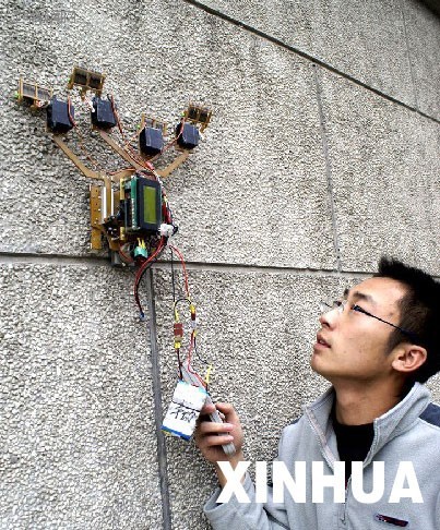 新华网冰城大学生研制出一种钩爪式爬壁机器人