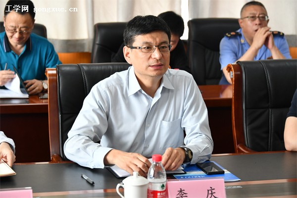 哈尔滨南岗区委副书记区长李庆一行来校调研