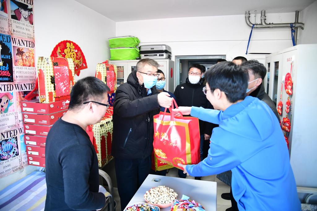 春节前夕慰问留校学生并检查安全防疫工作