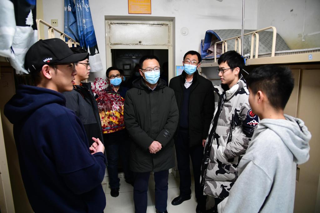 校领导小年慰问在校师生