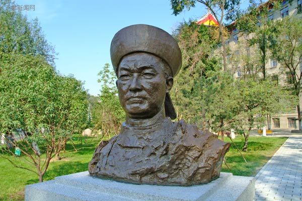郑和像正面