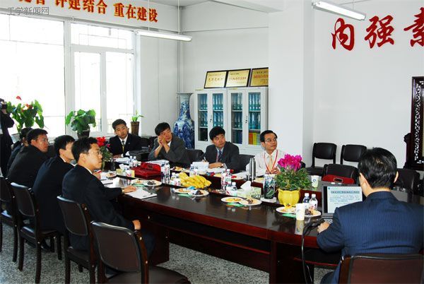 评估专家裘松良(右)、葛宝臻(左)走访实验室与资产管理处